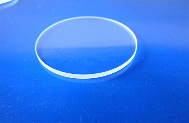The high light transmittance of quartz glass نفاذية الضوء العالية لزجاج الكوارتز