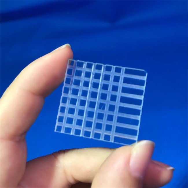 Laboratory high precision slotted quartz glass plates Hochpräzise geschlitzte Quarzglasplatten für das Labor