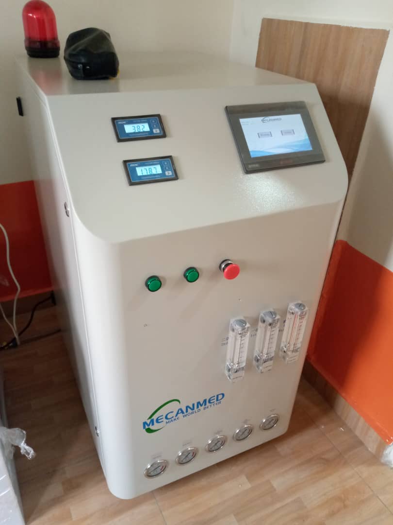 MeCanMed RO (Reverse Osmosis) Water System نصب سیستم آب MeCanMed RO (اسمز معکوس) که آب تصفیه شده را برای بخش دیالیز بیمارستان فراهم می کند.