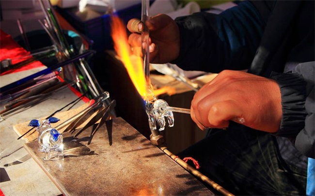 Cutting and processing of quartz glass قطع ومعالجة زجاج الكوارتز