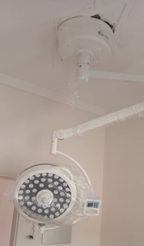 MeCanMed Operating Light نصب و کالیبراسیون تخصصی چراغ عملیاتی حرفه ای در محیط سالن جراحی استریل.
