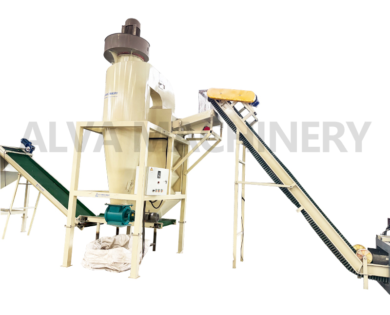 O separador de ar ALVA é o principal dispositivo de classificação baseado em densidade em fluxos de trabalho de processamento de resíduos plásticos. Processa resíduos plásticos triturados e separa os materiais por peso. Retira materiais diretamente da esteira de alimentação. Ele entrega materiais classificados para a próxima etapa da linha. Mantém a continuidade do processo de reciclagem. Ele foi projetado para integração com outros equipamentos da linha. Atende aos requisitos operacionais de sistemas automatizados de reciclagem de plástico.