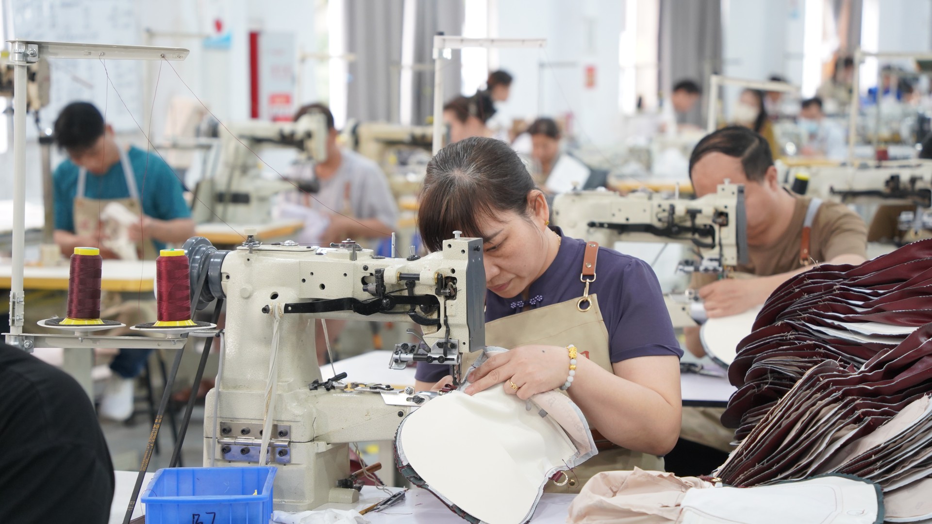 shoulder-bag-factory-sewing-line