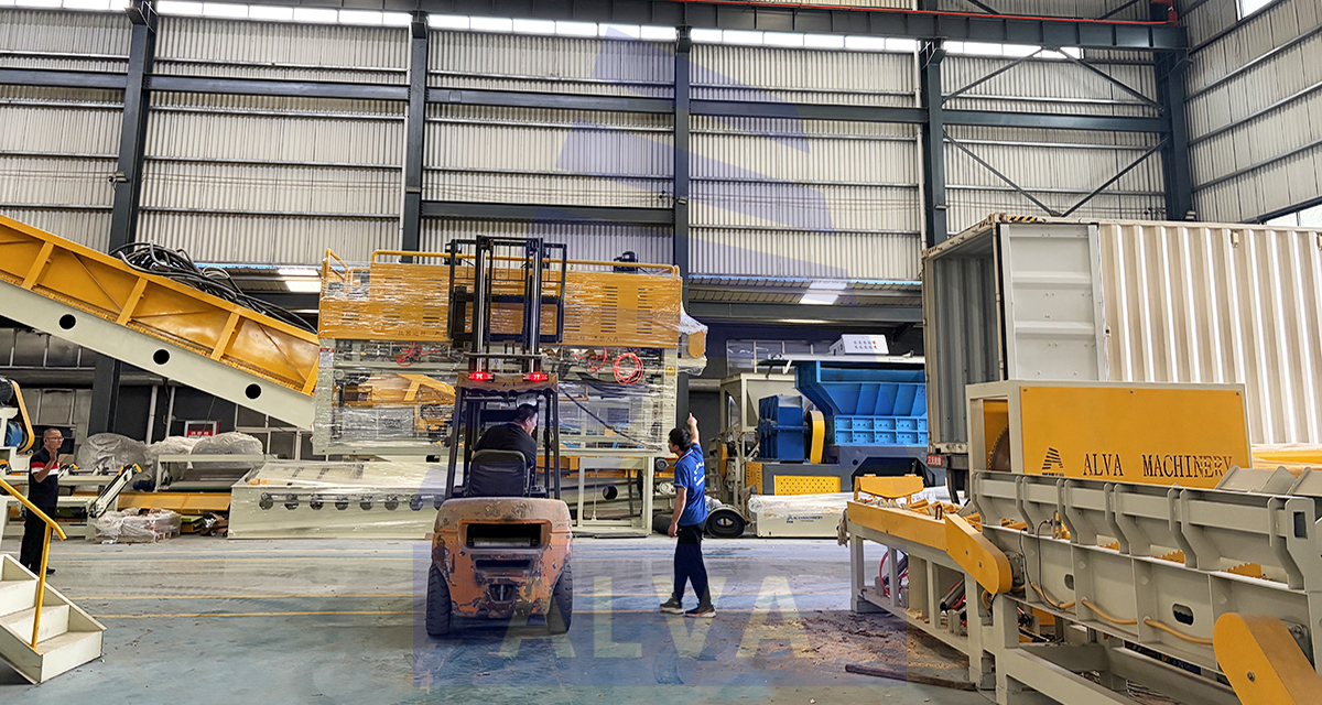 `خط إنتاج واحد إلى اثنين لتقشير جذوع الأشجار جاهز للشحن في ورشة Shandong Alva Machinery`