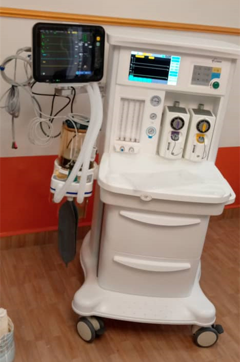 تکنسین MeCanMed در حال انجام تست های فشار ایمنی و بررسی نشت گاز در دستگاه بیهوشی جدید.