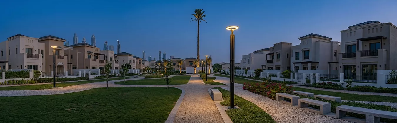 带垂直太阳能电池板的城市公园杆