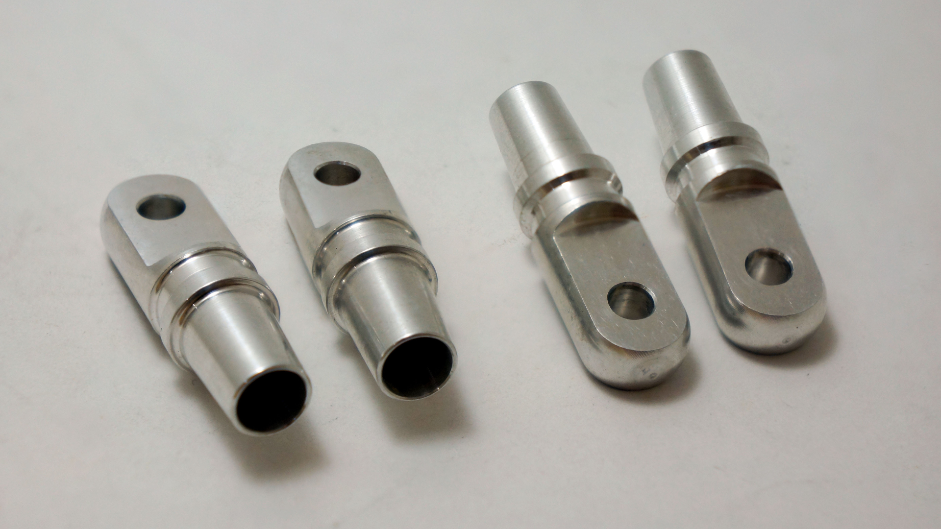 圖像上的銀色陽極氧化零件，陽極氧化、印刷、噴漆、噴砂、配色等精加工選項，以力保良好的表面精加工、藝術性、壽命、匹配品牌顏色、增強視覺效果，使用 3D 打印等原型解決方案、CNC、真空鑄造、快速工具、注塑成型等工藝，用於原型解決方案，以防產品上市、注塑、模具製造、項目管理的大規模生產，在需要時，適當和政府資助，遵守 ESG 實踐、環境、社會、治理、營銷和活動，促銷