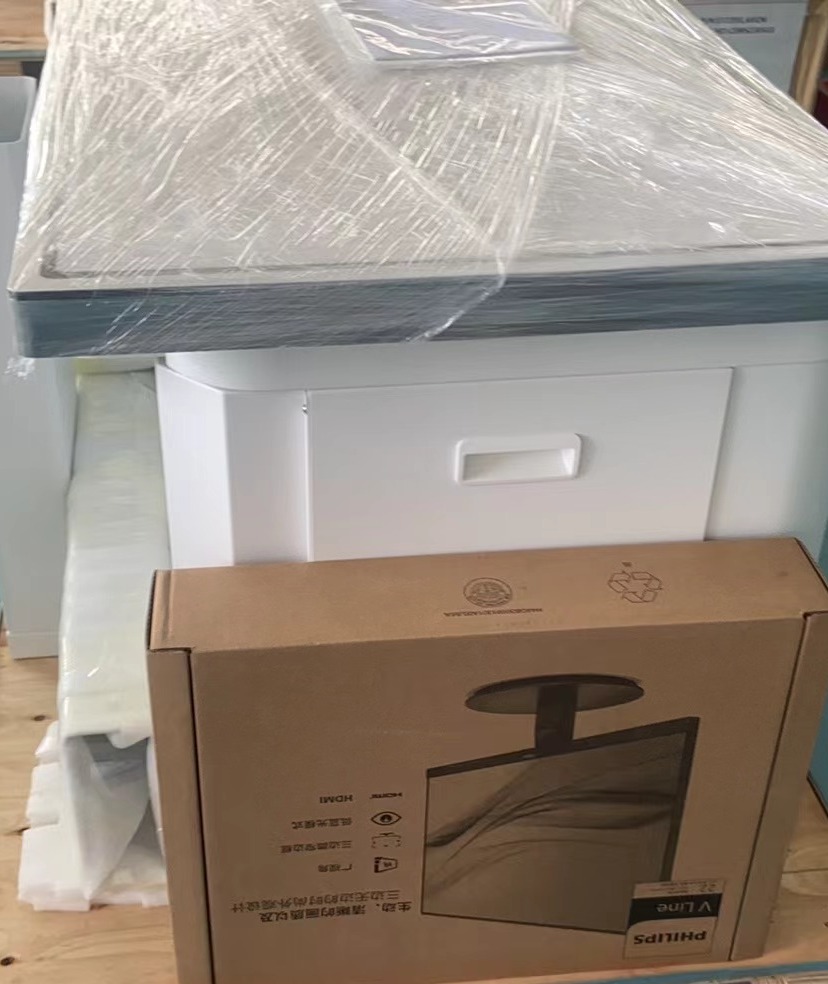 Michael sprawdza stoisko wewnątrz wzmocnionych drewnianych skrzyń eksportowych podczas bezpiecznego rozpakowywania modelu MX-DR500A10 w Nigrze.