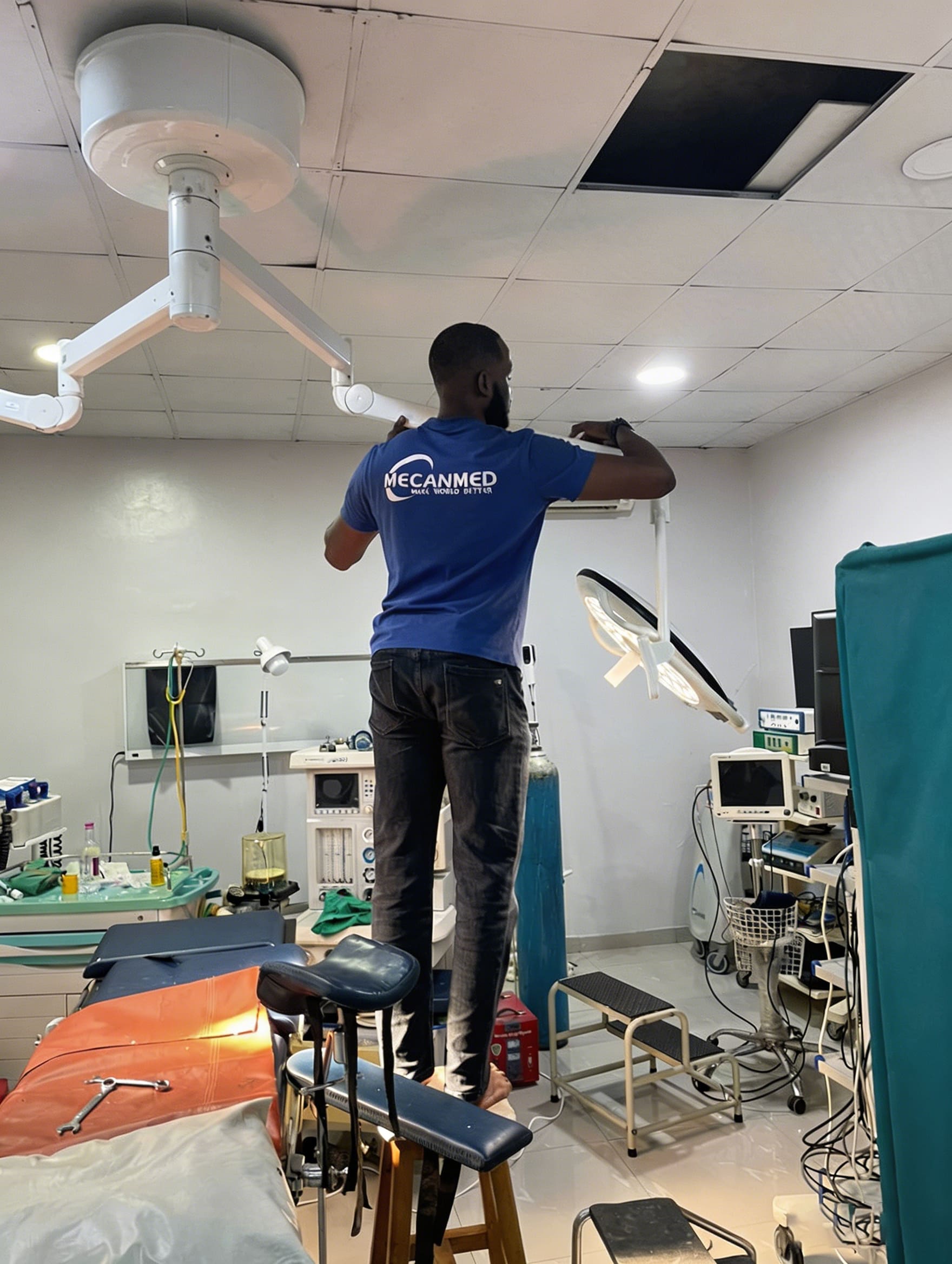O noso t&eacute;cnico experto realiza a instalaci&oacute;n dunha luz cir&uacute;rxica LED sen sombra de d&uacute;as cabezas nun moderno quir&oacute;fano.