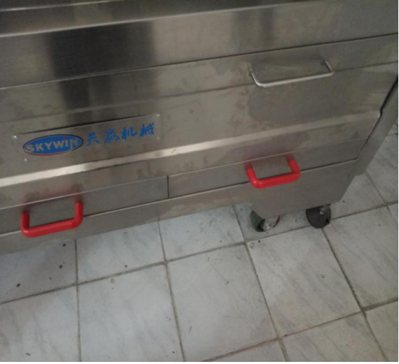 4 ruedas en la parte inferior, convenientes para mover la m&aacute;quina