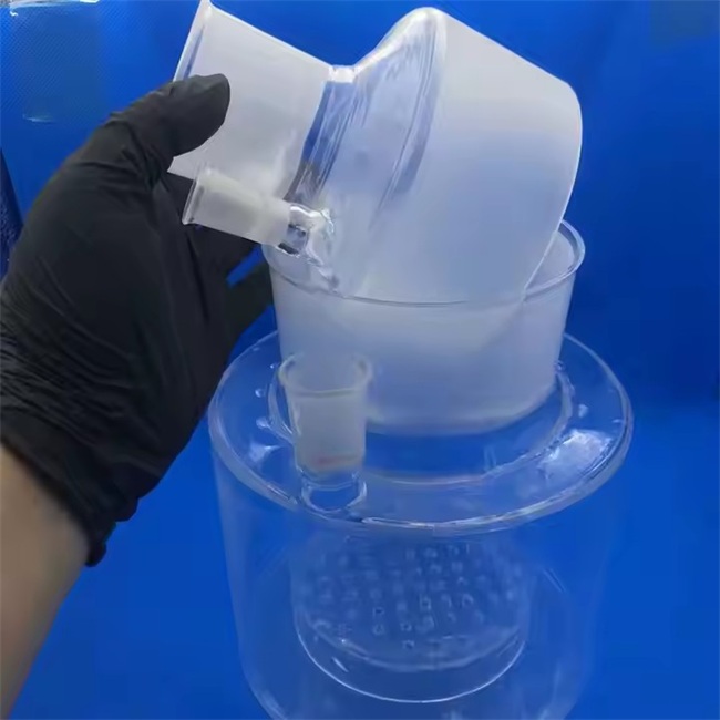 Laborspezifischer Tiegel aus Quarzglas mit alkalischem Flussmittel