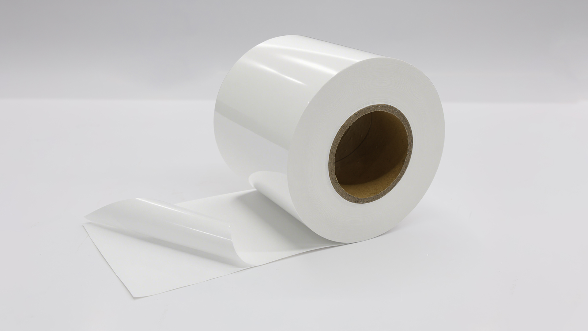 PE sj&auml;lvh&auml;ftande etikett