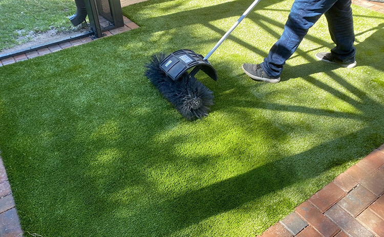 &Uacute;držba falešn&eacute;ho tr&aacute;vn&iacute;ku