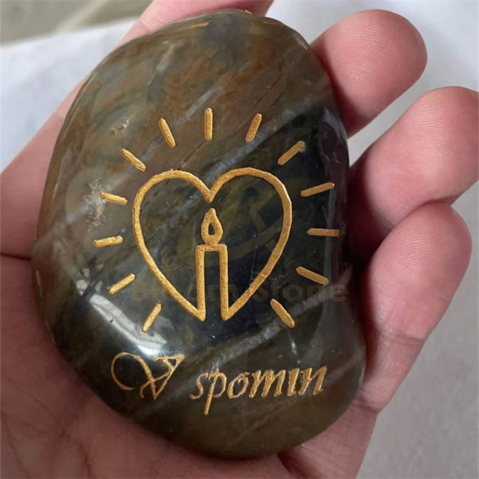 engraved pebble (42)