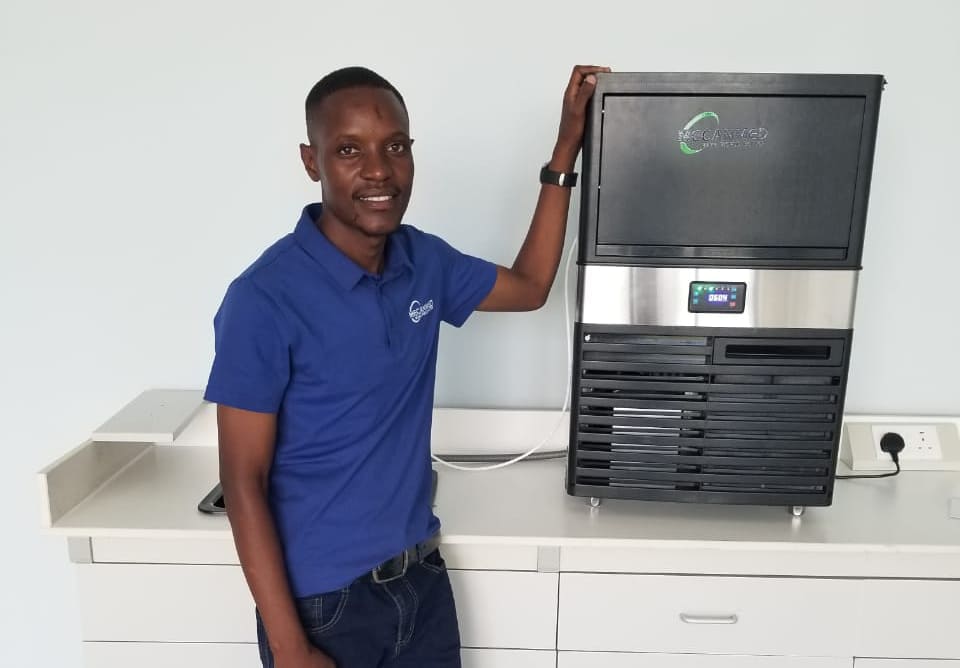 O noso enxe&ntilde;eiro t&eacute;cnico realiza a instalaci&oacute;n profesional de equipos de laboratorio.