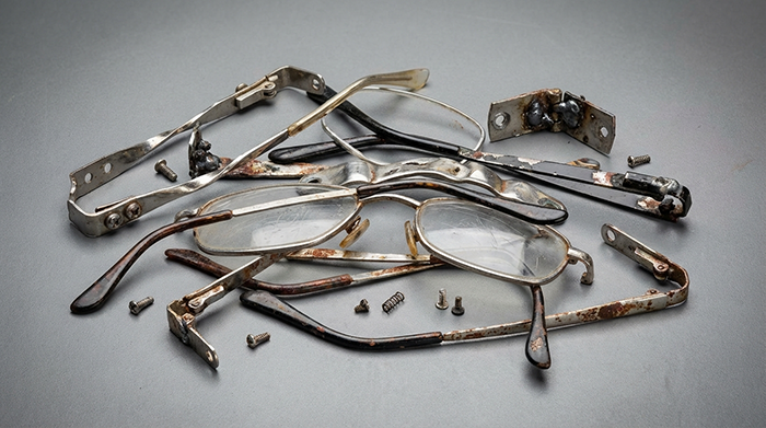 Componentes de monturas de gafas de baja calidad con bisagras sueltas y acabado deficiente