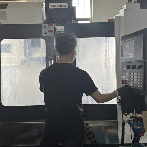 strādnieks apkalpo mašīnu