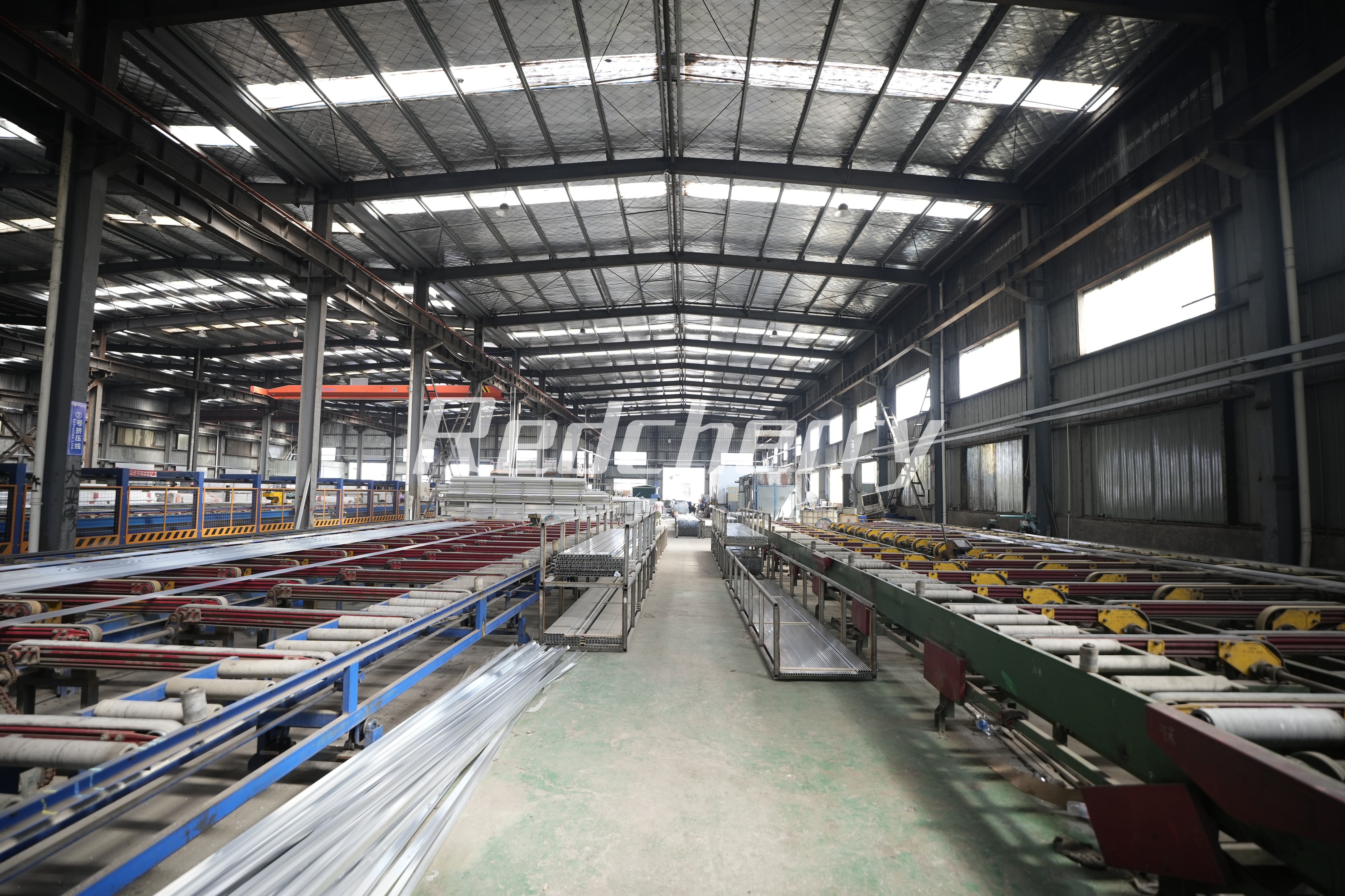 usine-moderne-avec-ligne-de-production-d'extrusion-d'aluminium-de-haute-pr&eacute;cision