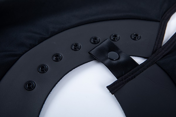 Collare e bottoni a pressione in neoprene