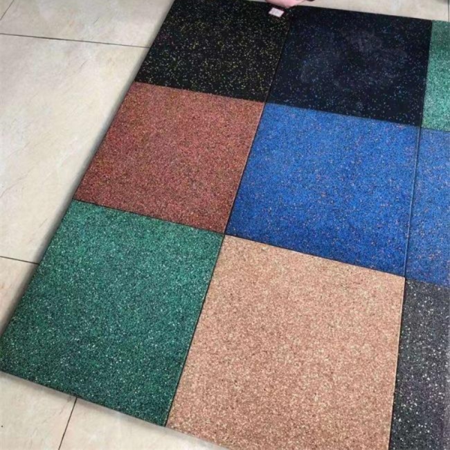 Tapis granulaire de fleurs composites color&eacute;es