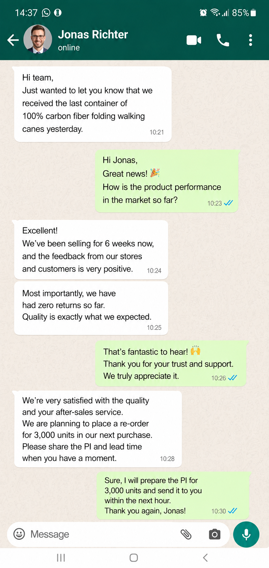 Captura de pantalla aut&eacute;ntica del chat de WhatsApp que muestra los comentarios de los clientes de Jonas Richter elogiando los bastones plegables 100% de fibra de carbono.
