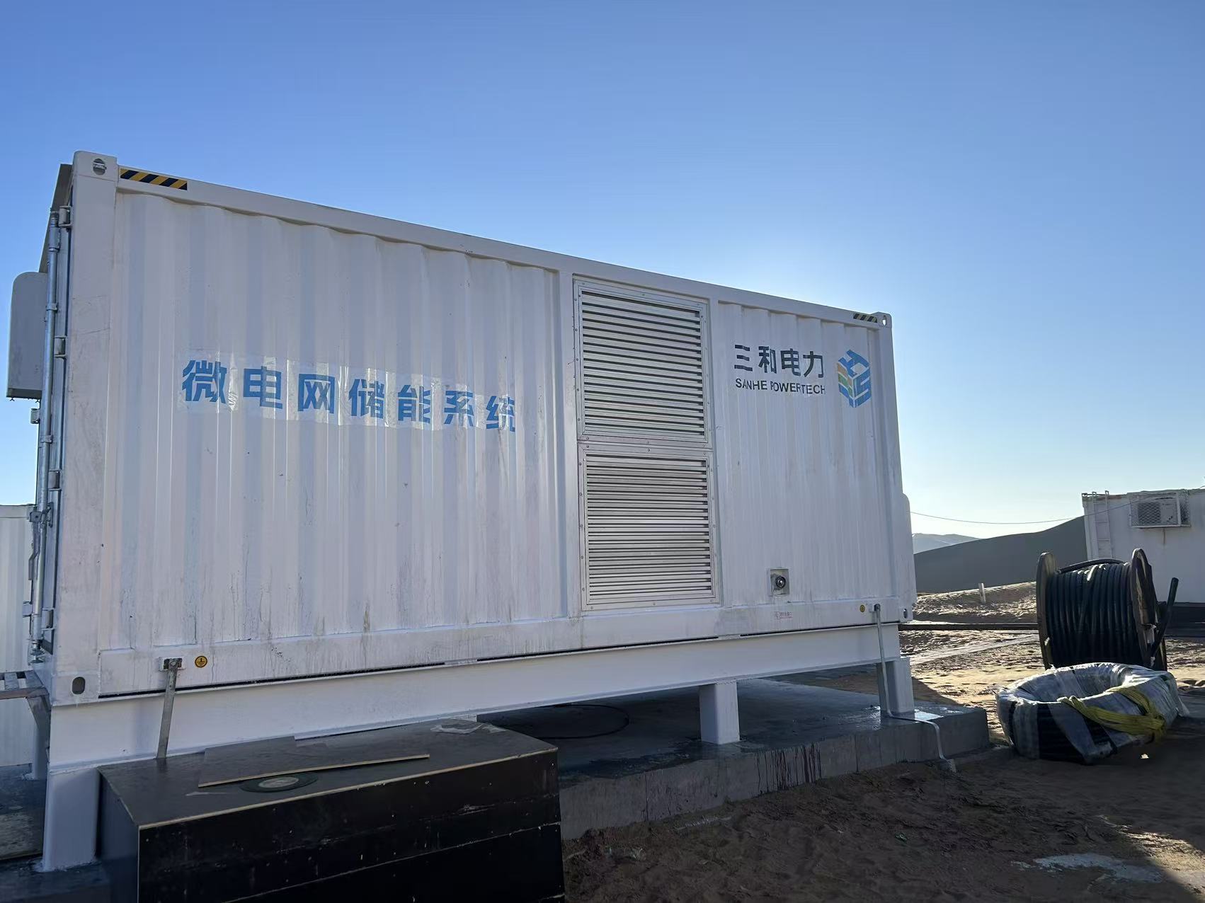 Mikronetz-Solar- und Bess-Projekt in der W&uuml;ste (12)