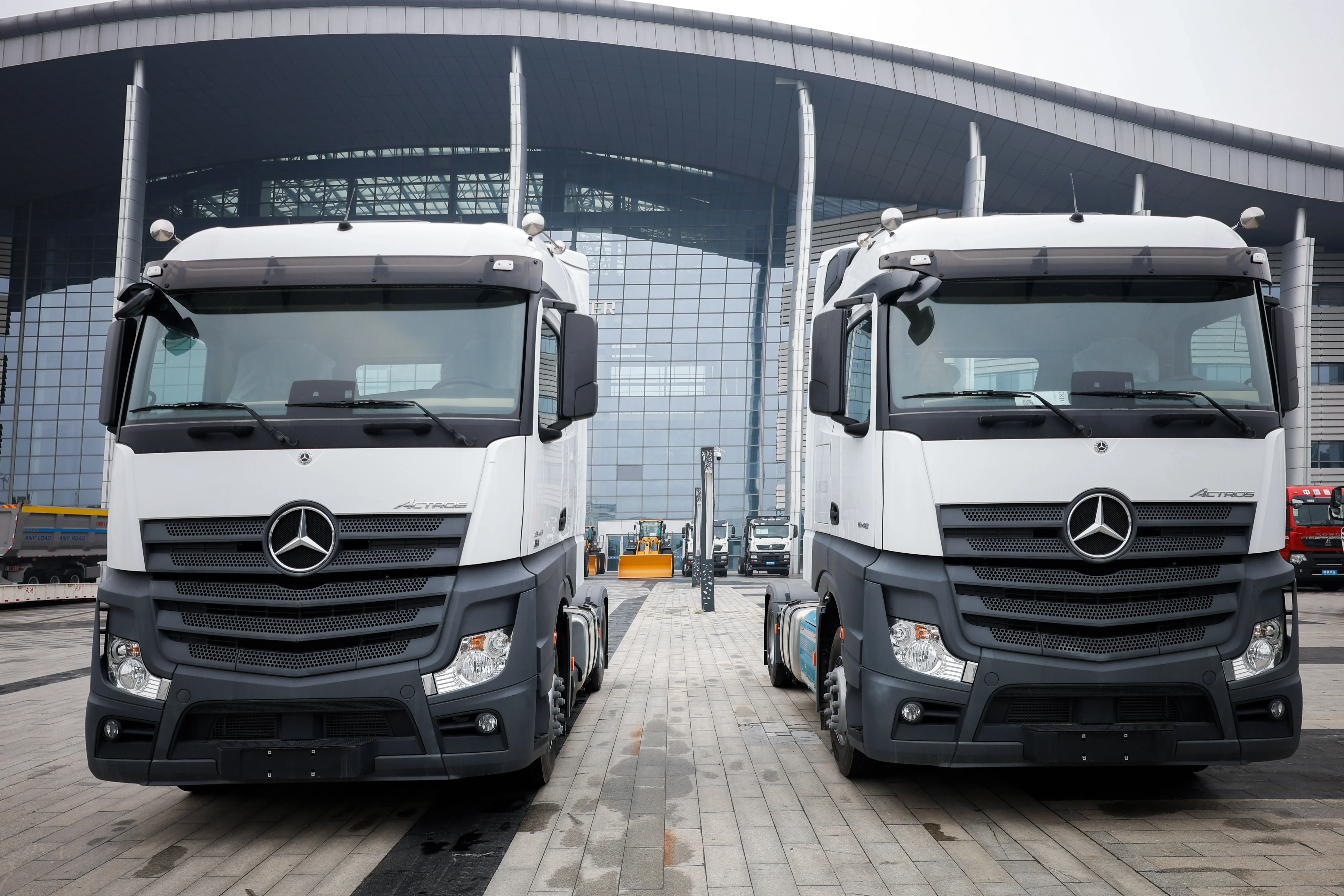 Čeln&iacute; pohled na těžk&aacute; n&aacute;kladn&iacute; vozidla Mercedes-Benz Actros 1848 skladem.web